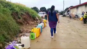 RETIRO DE FILA DE BIDONES EN EL SURTIDOR DE SANTA FE